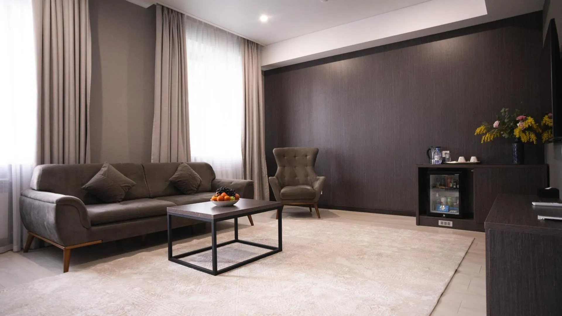 Resident Hotel Kazybek Bi Almaty 4*,